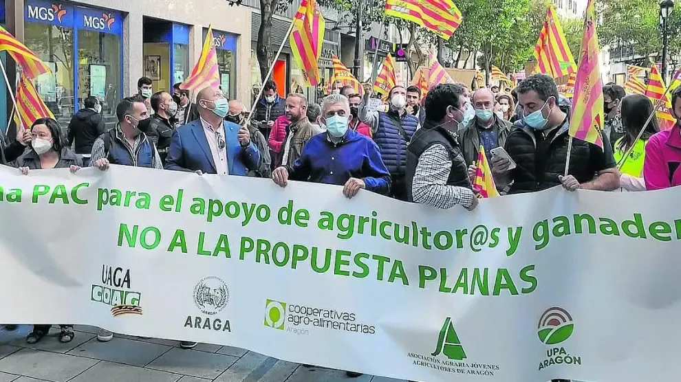 Organizaciones agrarias y cooperativas se manifestaron ayer en Zaragoza para rechazar la propuesta de la nueva PAC.