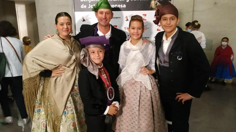 Roberto Ciria (centro), junto a sus alumnos Sheila Gavín, Daniel Corvest, Laura y Fran Clavería.