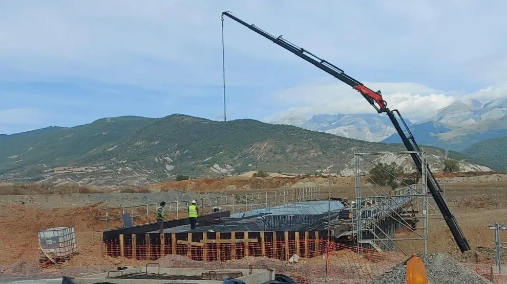 Obras de construcción de un nuevo puente a la altura de Cartirana.