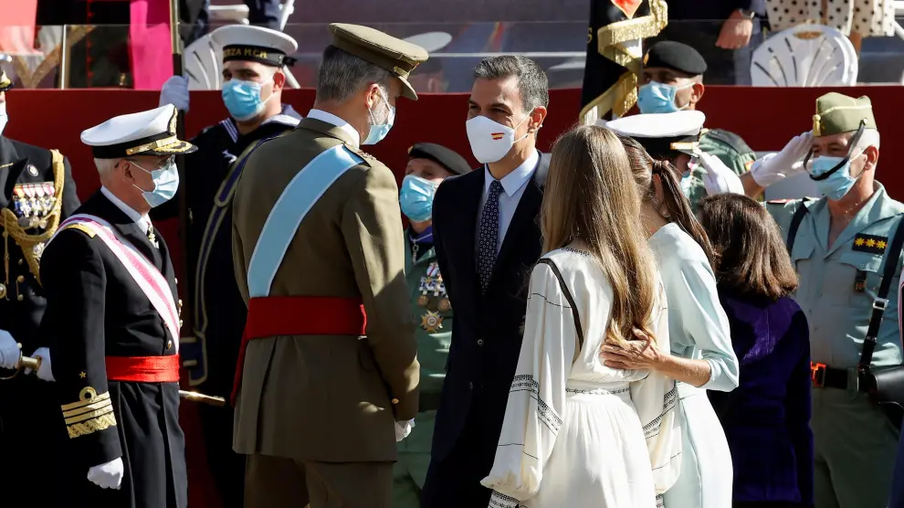 El rey Felipe Vi conversa con Pedro Sánchez junto a la reina Letizia y la infanta Sofía.