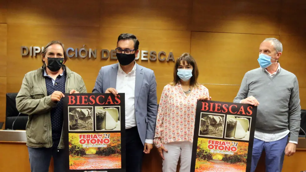 Ricardo Azón, de Atura, el diputado Roque Vicente, la alcaldesa de Biescas, Nuria Pargada, y José Manuel Macarulla, de Araparda.