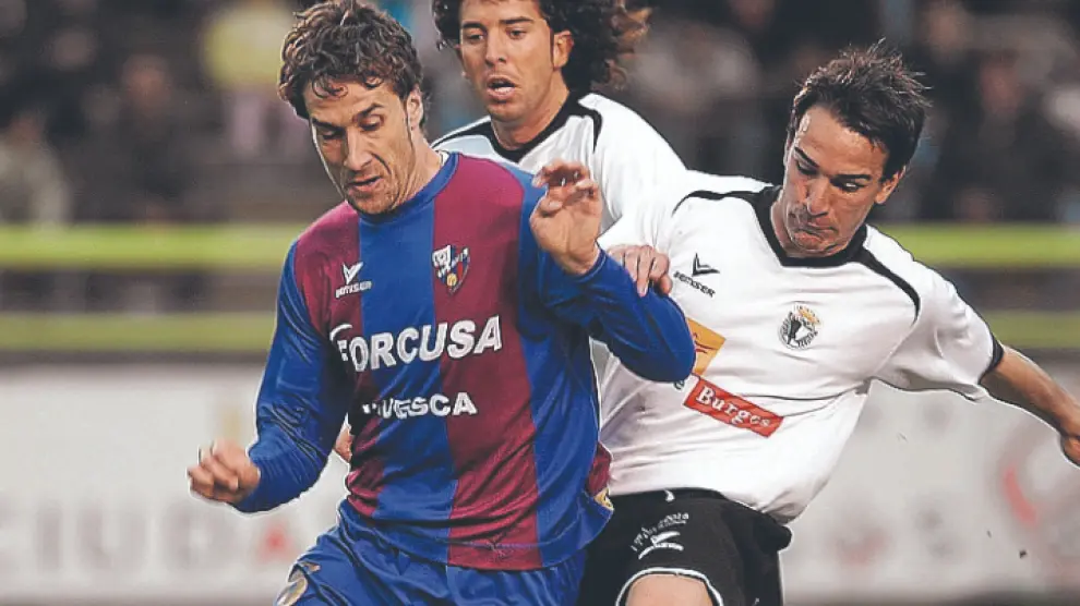 Edu Roldán pugna con un jugador del Burgos en el partido de 2008.