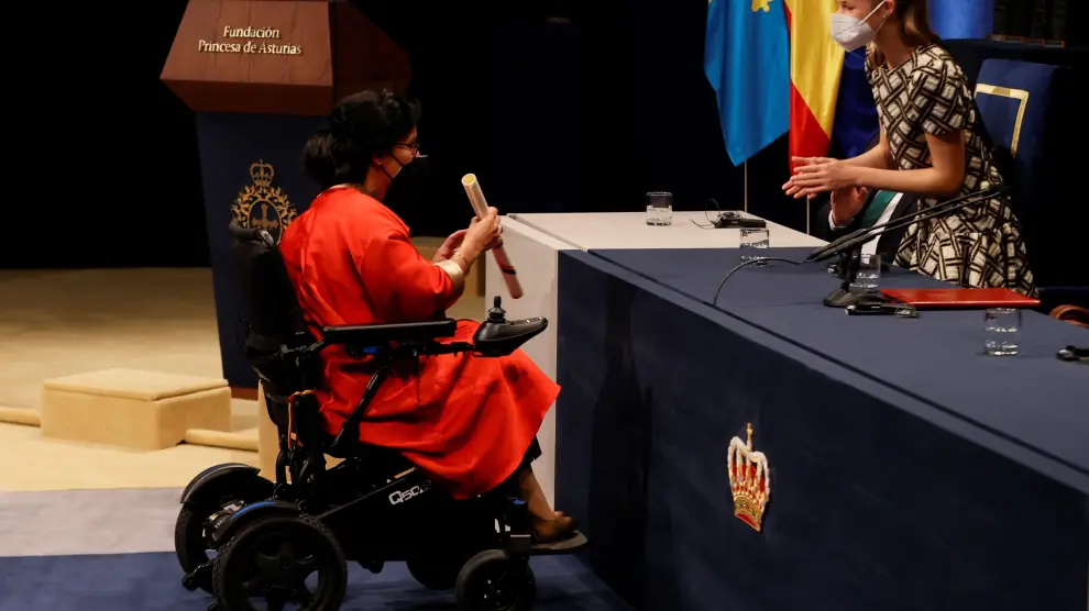 La atleta paralímpica Teresa Perales tras recibir su diploma de manos de la princesa de Asturias.