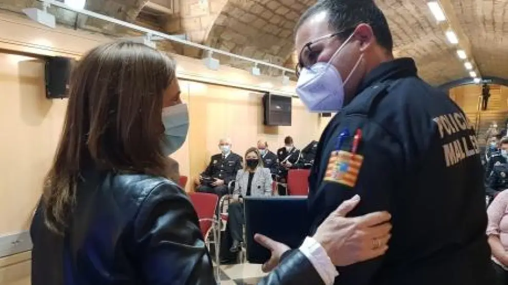 Carmen Sánchez entrega de los elementos identificativos de las policías locales de Aragón