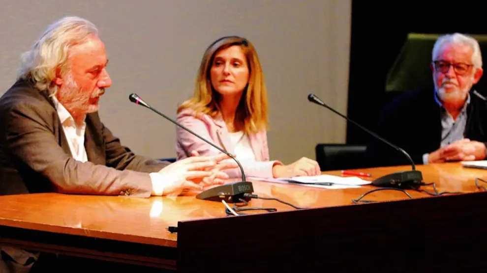 Julio Llamazares, Elena Puértolas y Ramón Acín, en pleno debate.