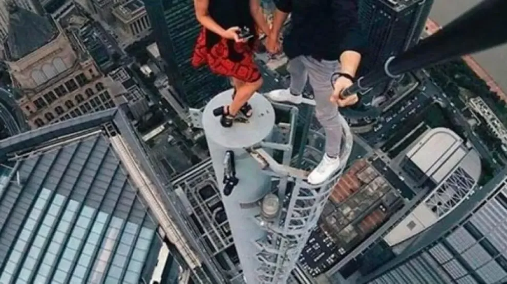 Dos jóvenes haciéndose un ‘selfi’ en una zona de un edificio con alto riesgo.