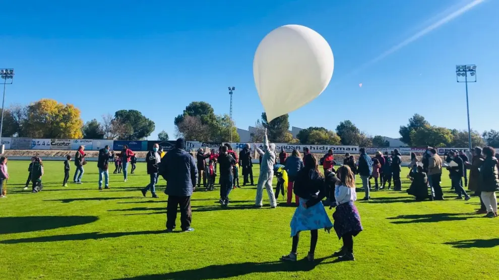 Lanzamiento de los globos sondas en Almudévar.