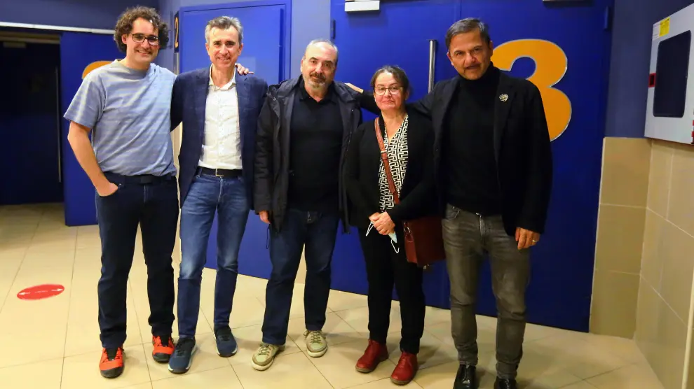 El equipo de ‘El sueño de Sigena’ posó antes de la proyección en Huesca.