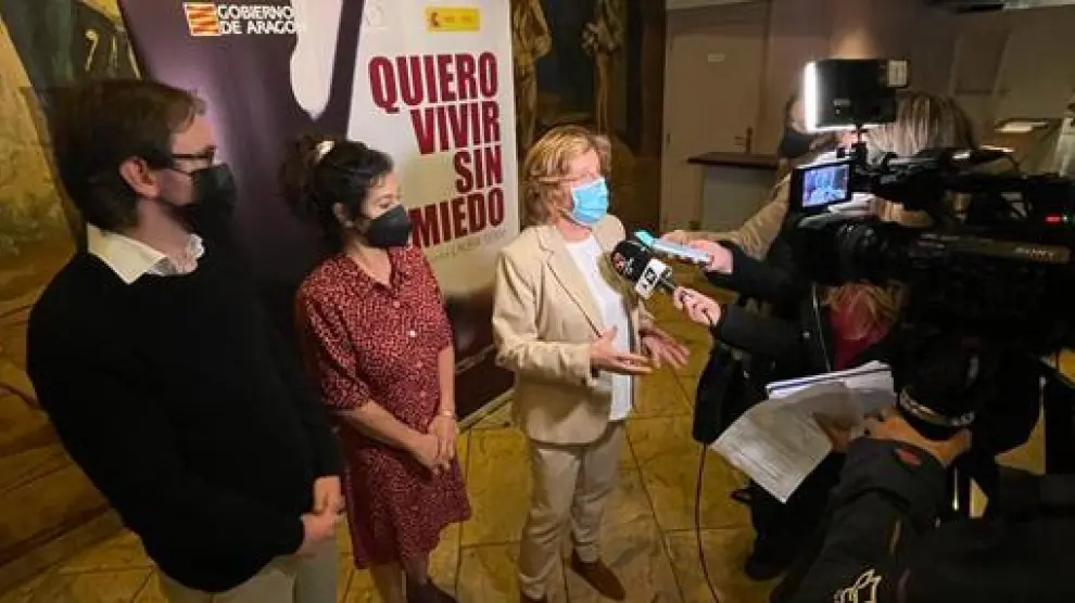 María Victoria Broto, atendiendo a los medios, junto a Laura Sipán y Adrián Gimeno, en el estreno del documental.