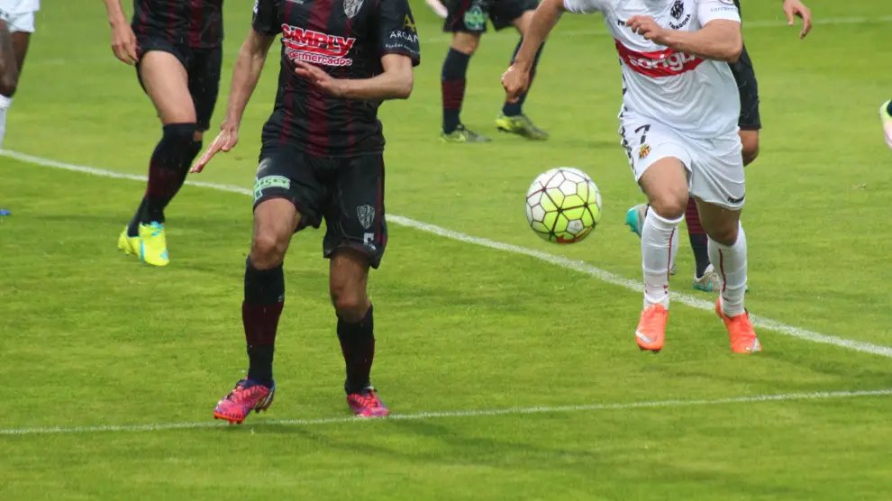 Xisco Muñoz presiona a Juan Aguilera en el Huesca-Nàstic de la temporada 15/16 en El Alcoraz.
