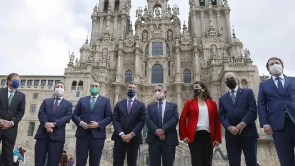 Lambán junto a los otros siete presidentes autonómicos presentes en la cumbre de Santiago