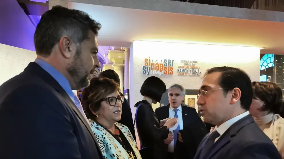 Elisa Sancho y Alberto Sabio conversan con el Ministro de Exteriores