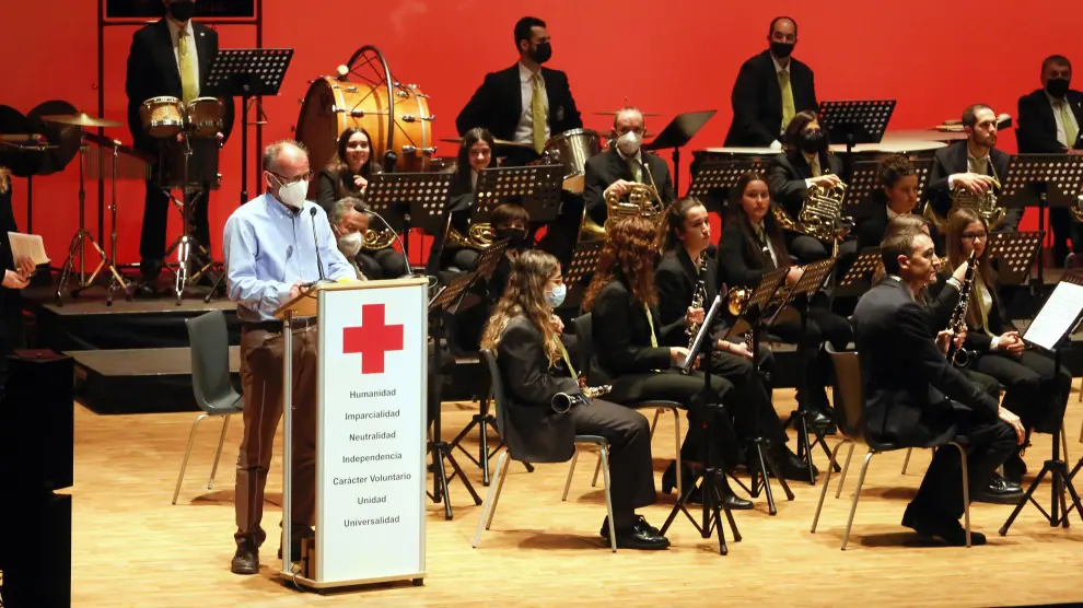 Bernardo Más, director provincial de voluntariado, presenta a la Banda de Música de Huesca.
