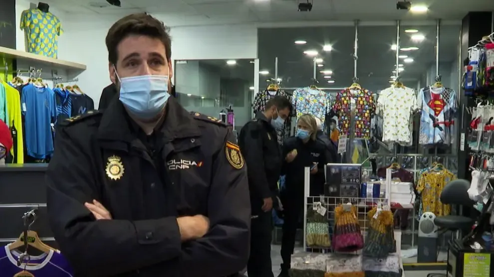 Una reportera acompaña a una unidad de la Guardia Civil en Teruel en la revisión de varias jugueterías, en "Unidad móvil".