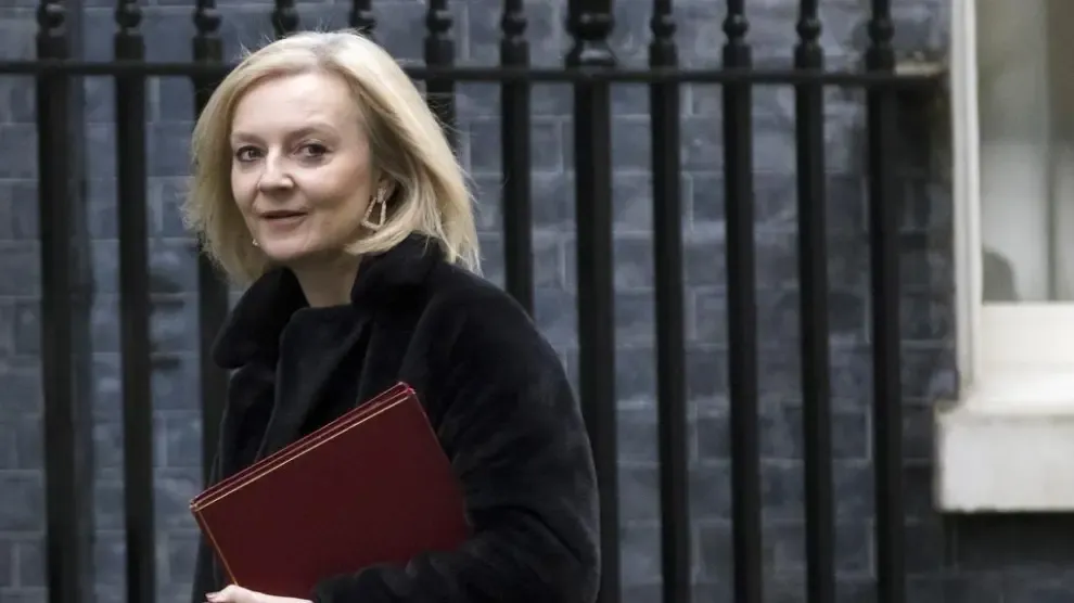 La jefa de la diplomacia británica Liz Truss a su llegada a una reunión en Downing Street en Londres.
