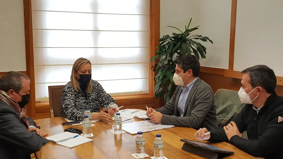 Reunión de Marta Gastón con los responsables de un nuevo proyecto empresarial en Torrente de Cinca.