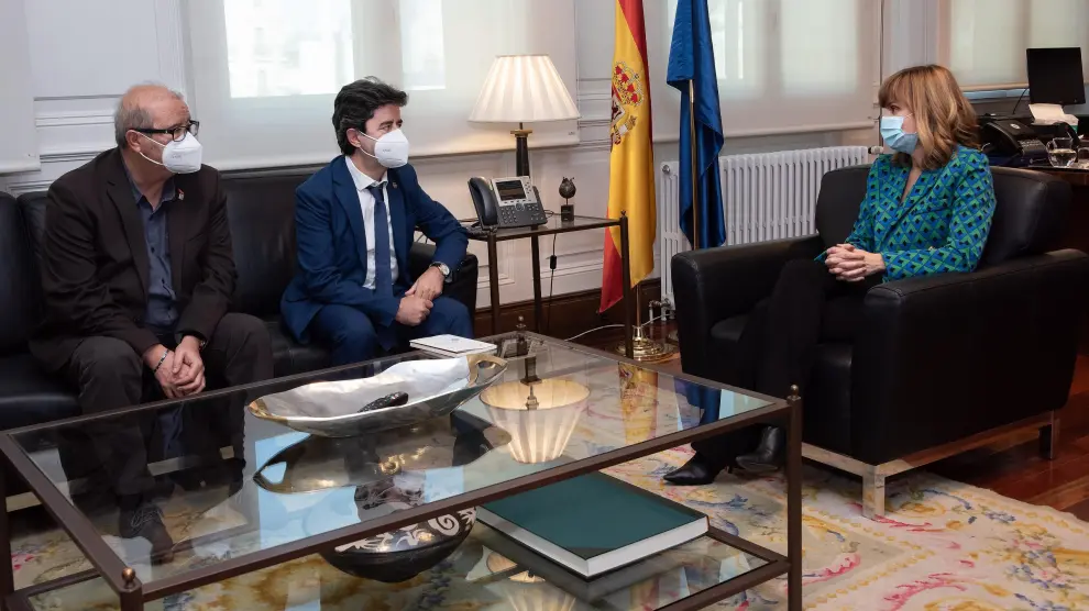 Reunión del alcalde de Huesca con la ministra de Educación, Pilar Alegría.