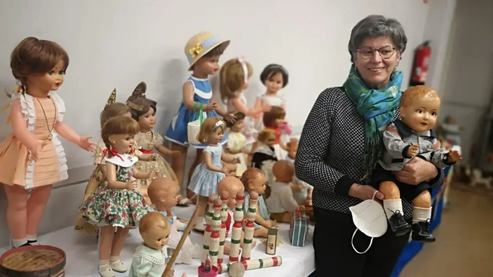 Ana Urroz, ayer tarde junto a algunas de las muñecas que forman parte de la muestra.