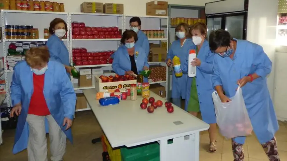 Voluntarias de Cáritas Sabiñánigo preparando la entrega de alimentos.