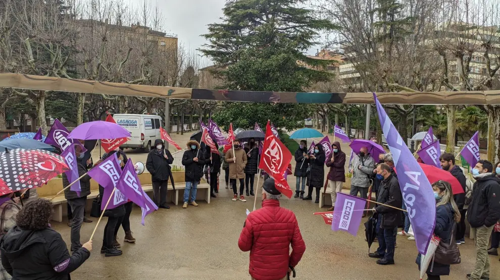 Ambos sindicatos se han concentrado este martes en la fuente 8 de marzo del parque Miguel Servet
