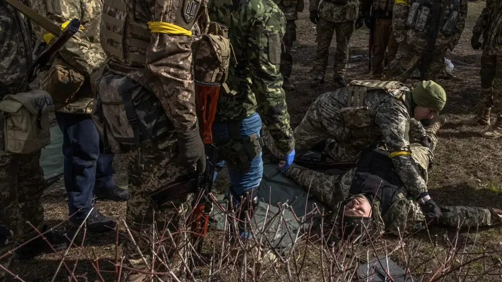 Soldados ucranianos entrenándose en primeros auxilios.