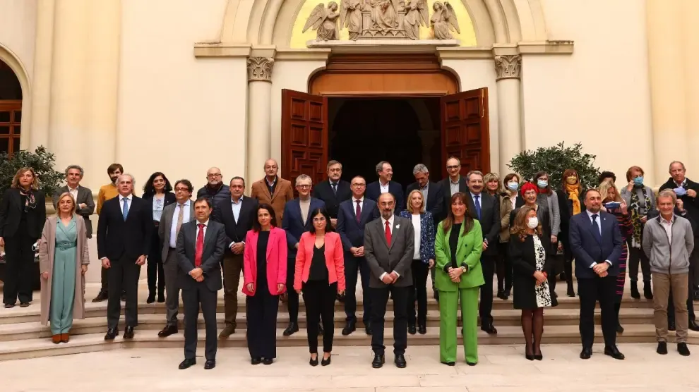 La ministra de Sanidad y el presidente de Aragón junto a los asistentes a la reunión celebrada en Zaragoza.