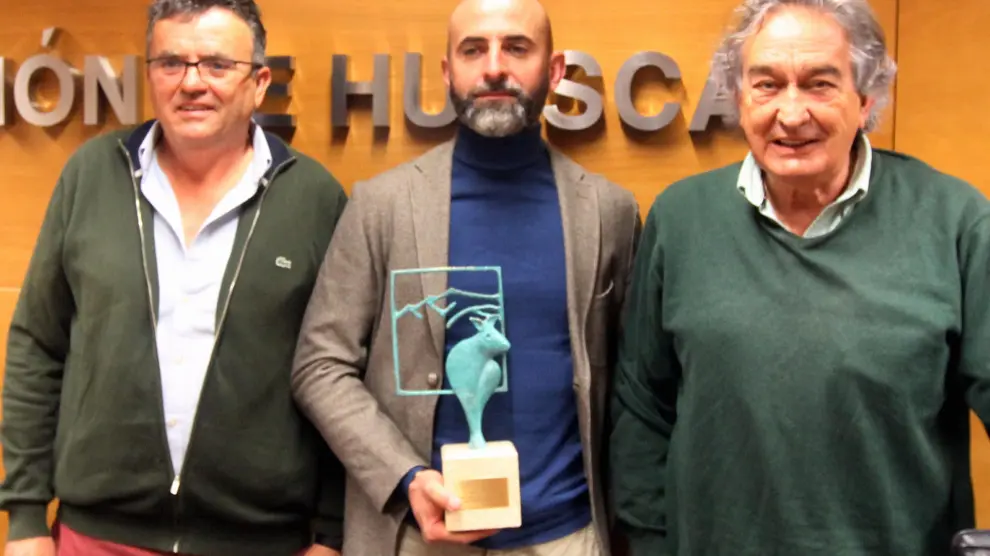 José Luis Barbanoj, Francisco Aísa y Pedro Cortina, junto al premio 'La Huella de Chapu'.