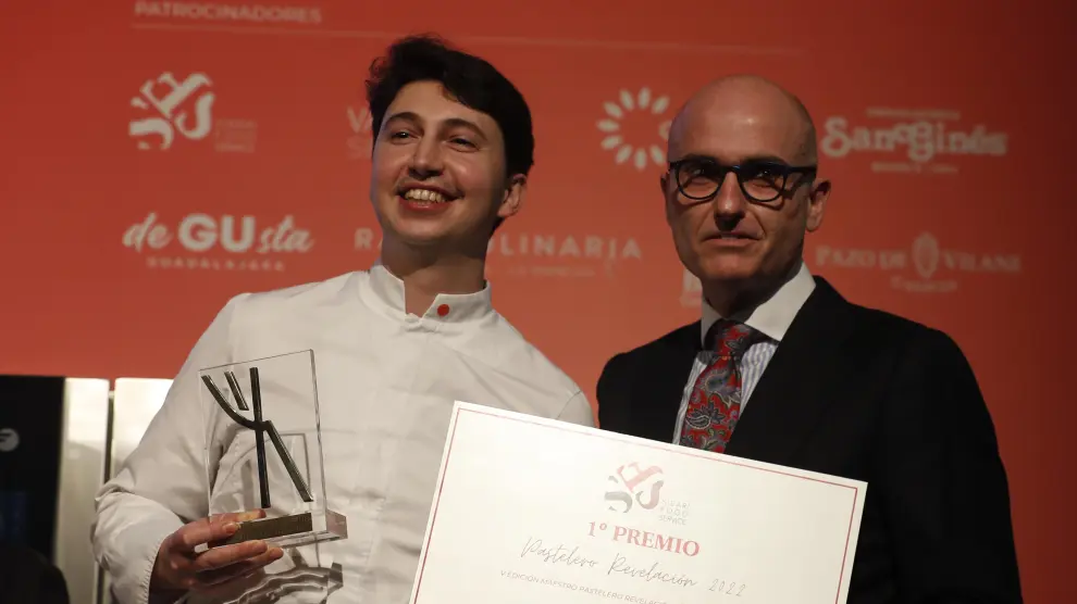 Ausiàs Signes, del restaurante Tatau Bistró (Huesca), recogiendo su premio