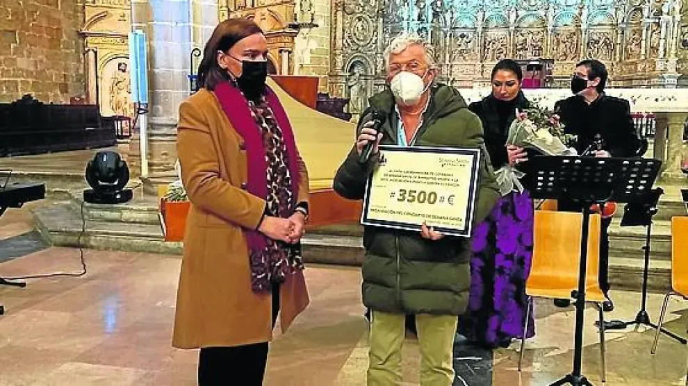 Miguel Garuz ha recogido el cheque solidario de 3.500 euros para la Asociación Contra el Cáncer.