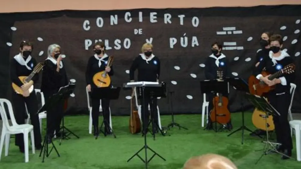 El grupo musical de la Rondalla Virgen de Loreto ofreció un concierto de pulso y púa.