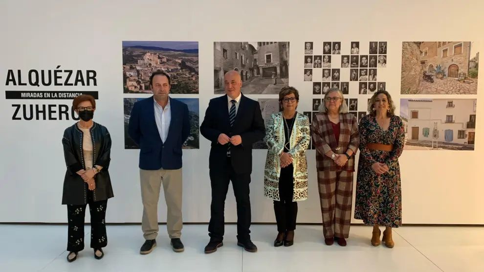 Autoridades de las diputaciones de Huesca y Córdoba y los Ayuntamientos de Alquézar y Zuheros en la inauguración de la muestra.