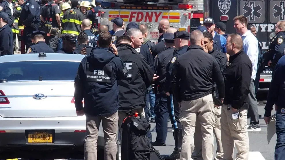 La Policía de Nueva York acordona la zona en la que se produjo el tiroteo.