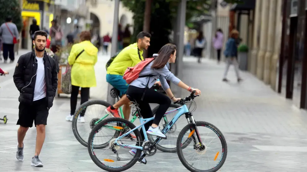 Fotografía de archivo de ciclistas pasando por el centro de la capital altoaragonesa.