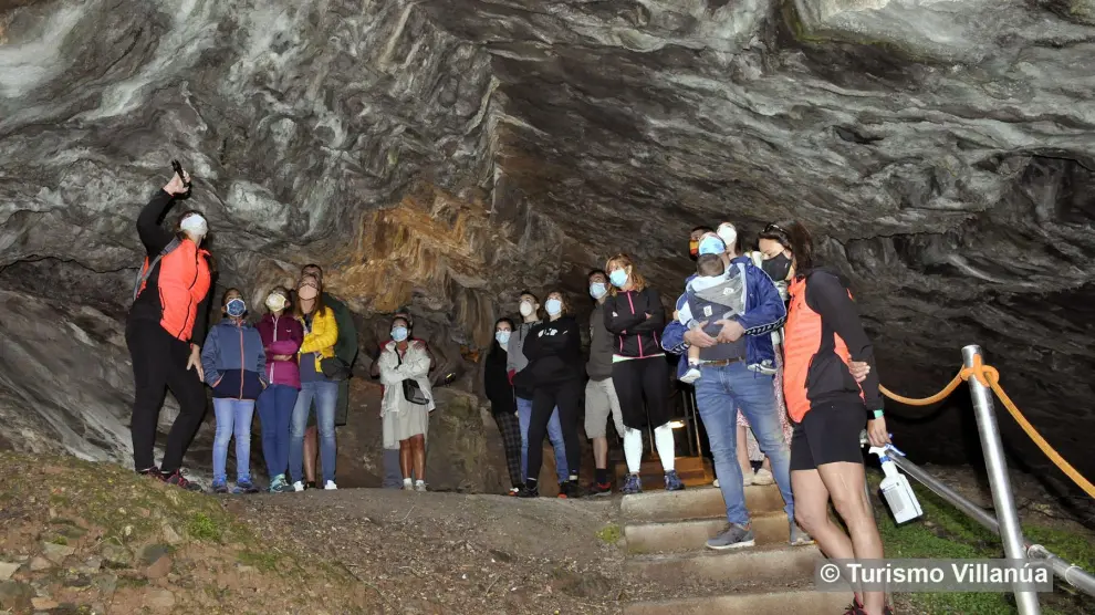 Visitantes en la cueva de la Güixas.