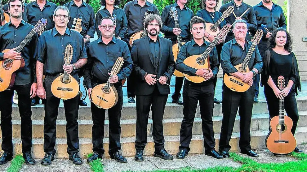 a Orquesta de Pulso y Púa Atenea dedicará este estreno al que fuera su directo, Miguel Jiménez, cuarto por la derecha.