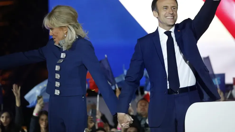 Paris (France), 24/04/2022.- French President Emmanuel Macron and his wife Brigitte Macron celebrate on the stage after winning the second round of the French presidential elections at the Champs-de-Mars after Emmanuel Macron won the second round of the French presidential elections in Paris, France, 24 April 2022. Emmanuel Macron defeated Marine Le Pen in the final round of France's presidential election, with exit polls indicating that Macron is leading with approximately 58 percent of the vote. (Elecciones, Francia) EFE/EPA/YOAN VALAT FRANCE PRESIDENTIAL ELECTIONS 2022
