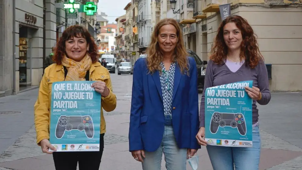 María Victoria Mora, Elena Izuel y Laura Climente, con el cartel de la campaña.