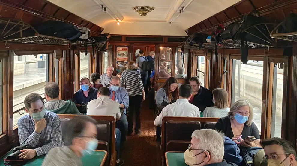 Algunos de los pasajeros que han viajado en el tren histórico de Zaragoza a Canfranc.