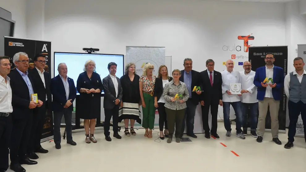 Foto de familia con galardonados y autoridades, en los Premios Huesca Alimentaria 2022.