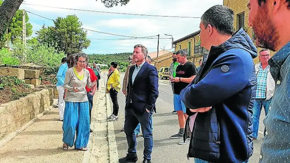 Autoridades visitando el muro de contención de la travesía de Biscarrués.