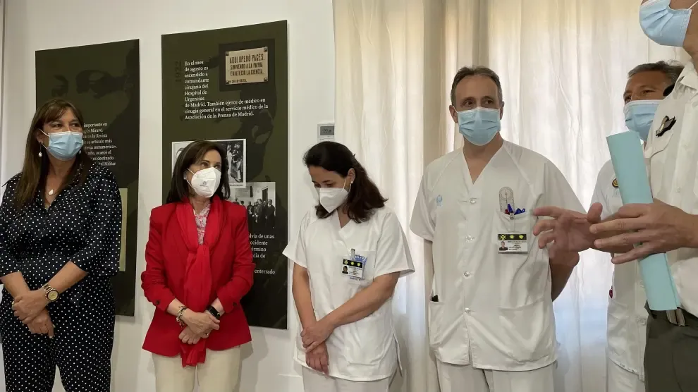 Robles ha estado acompañada por la consejera de Sanidad del Gobierno de Aragón y el coronel médico director del Hospital.