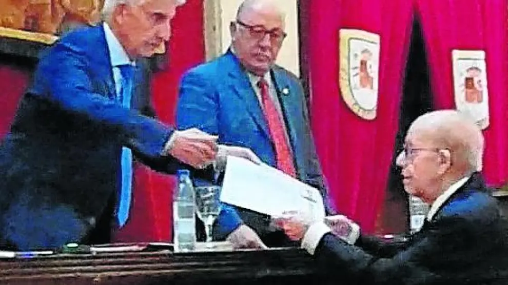 El coronel de Infantería retirado Félix Generelo Gil, recoge su distinción en un acto en Madrid.
