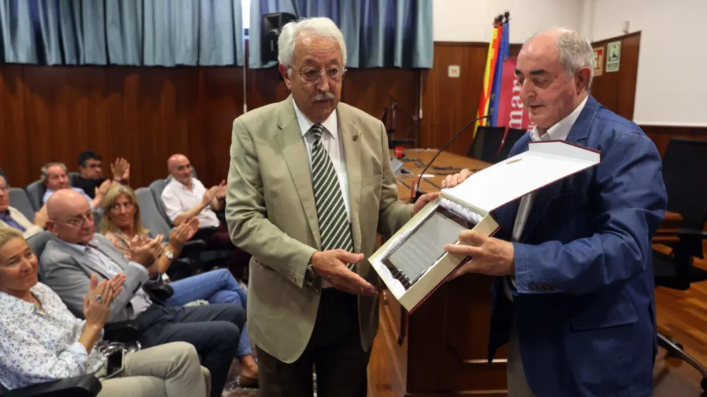 Lalanne, junto a Manuel Rodríguez Chesa, presidente de la entidad, durante la entrega de la placa.