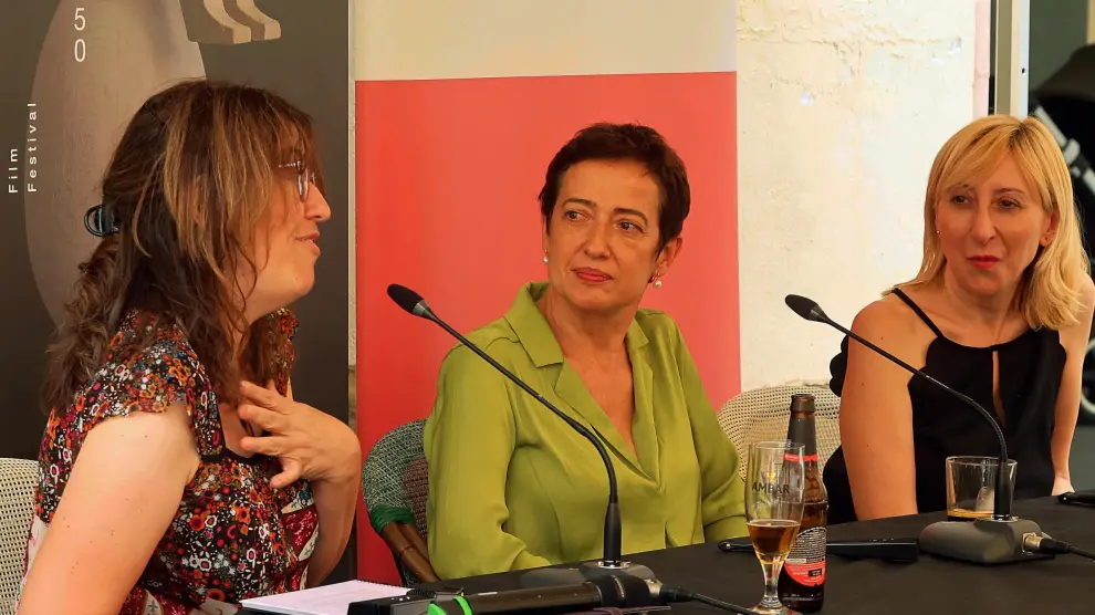 Chus Fenero, María Guerra y Vicky Calavia, en el vermú.