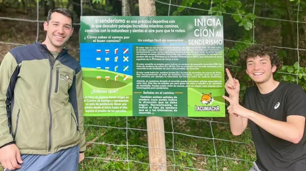 Alumnos del IES Pirineos de Jaca, con el cartel informativo a la entrada del sendero de Lacuniacha.