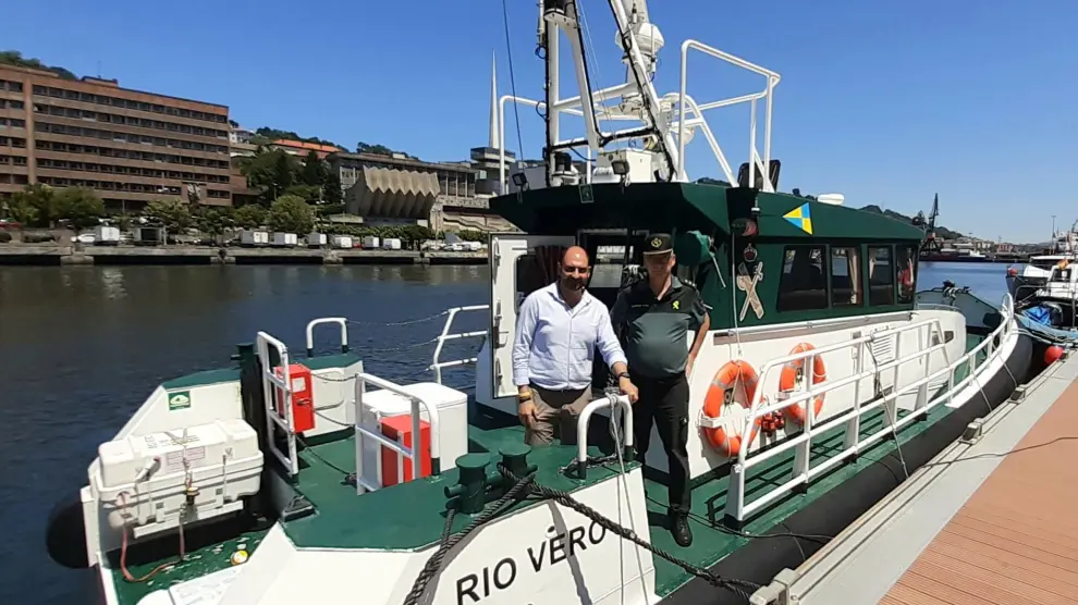 El alcalde Fernando Torres en la embarcación.