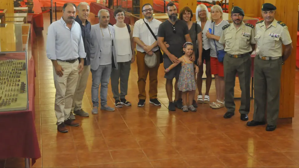 Foto de familia de los representantes de la Ciudadela y el Regimiento Galicia 64, junto a los donantes, en la inauguración.