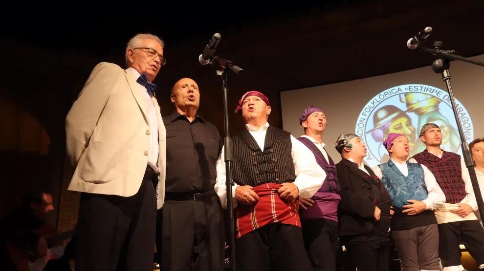 Jorge Martín cantó junto a joteros de distintas agrupaciones que se sumaron al homenaje.