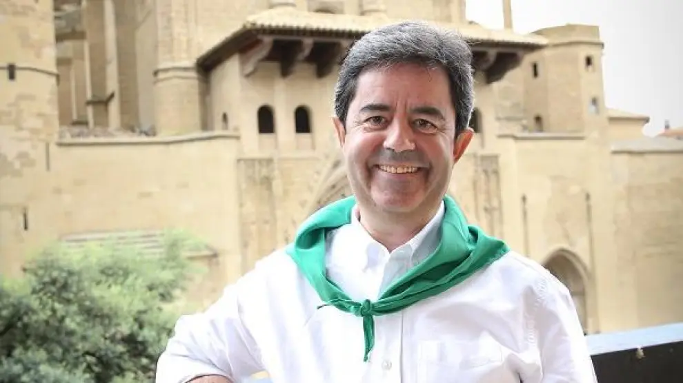 Luis Felipe, alcalde de Huesca, con indumentaria laurentina desde el balcón del ayuntamiento.