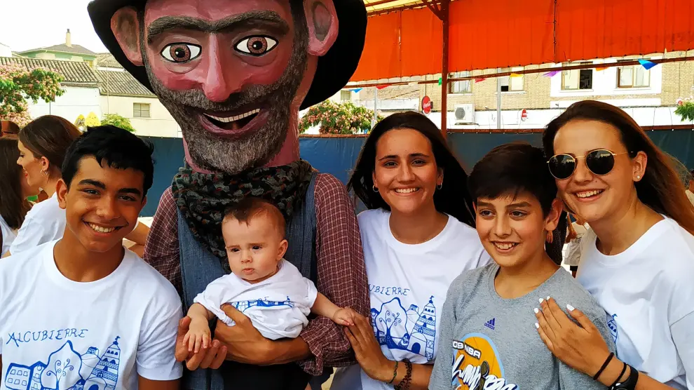 Un grupo de vecinos de Alcubierre posa, en las fiestas de 2019, con el popular Bandido Cucaracha.
